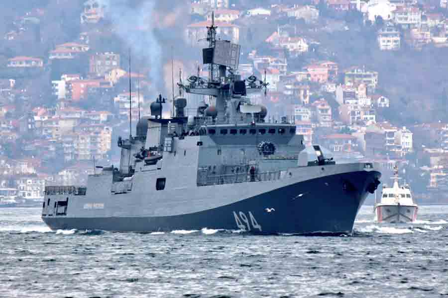 Russia's-Admiral-Grigorovich-frigate-passing-through-the-Bosphorus